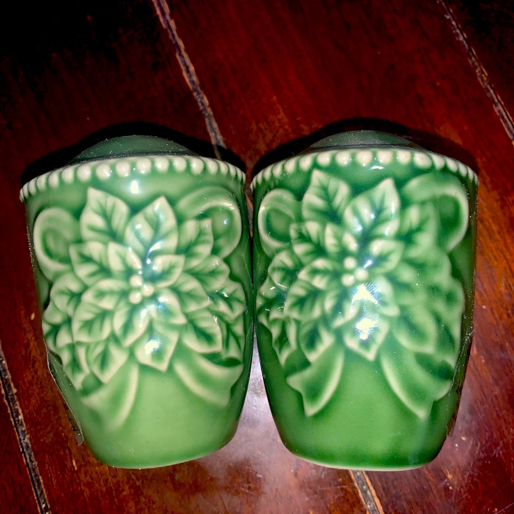 Cracker Barrel Holiday Salt & Pepper Set